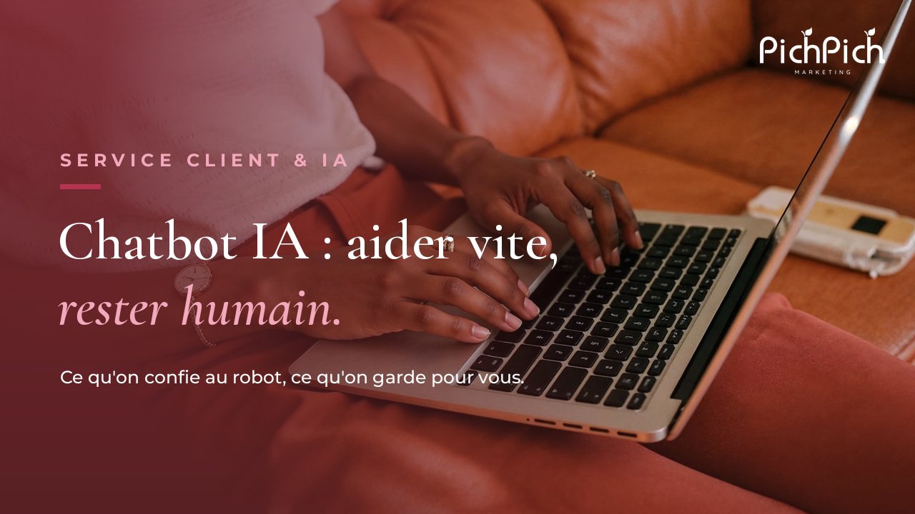 Mains d'une entrepreneure qui répond aux messages de ses clients sur son ordinateur portable, installée sur un canapé en cuir