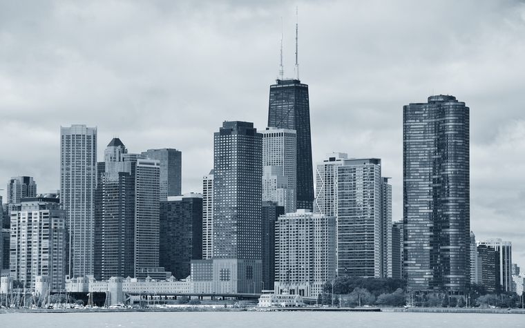 Professionnelle concentrée à son bureau, en train de comparer des documents et de prendre des notes pour évaluer un prestataire