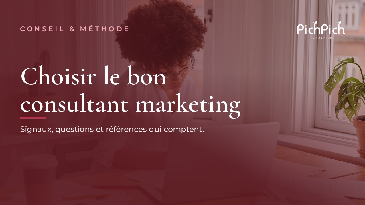 Professionnelle concentrée à son bureau, en train de comparer des documents et de prendre des notes pour évaluer un prestataire