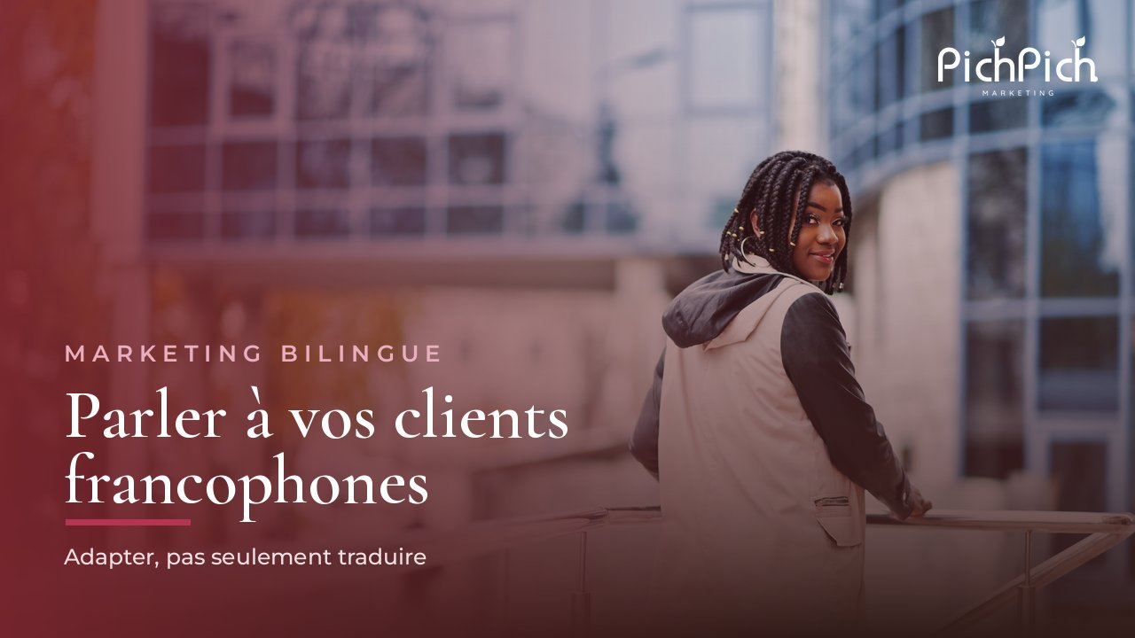 Jeune femme souriante devant un immeuble moderne, représentant la clientèle francophone à rejoindre