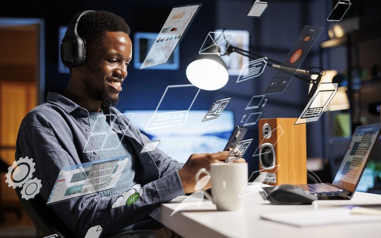 Équipe marketing réunie autour d'une table de travail