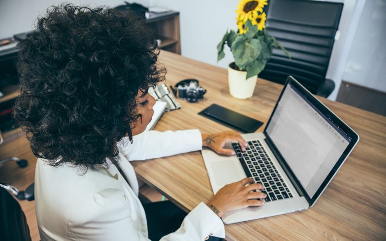 Espace de travail vu de haut, pour choisir et organiser un CRM de PME