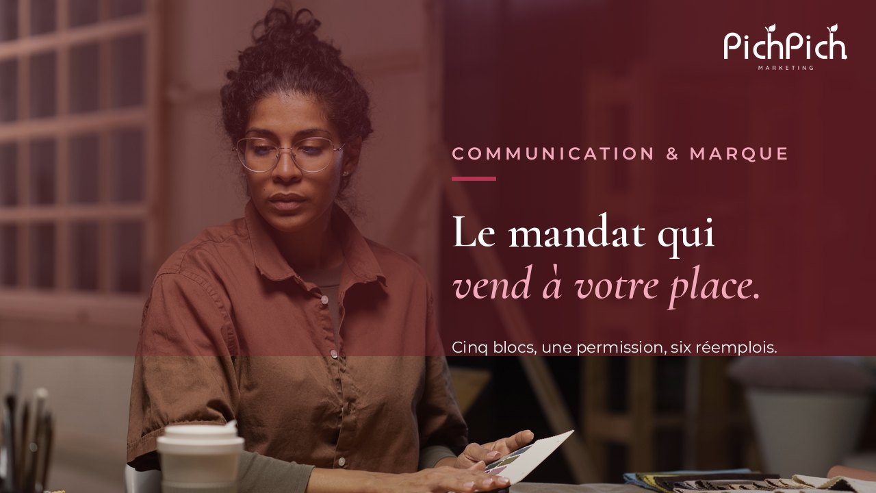 Professionnelle qui passe en revue les pièces d'un mandat client étalées sur son bureau, tasse de café à portée de main
