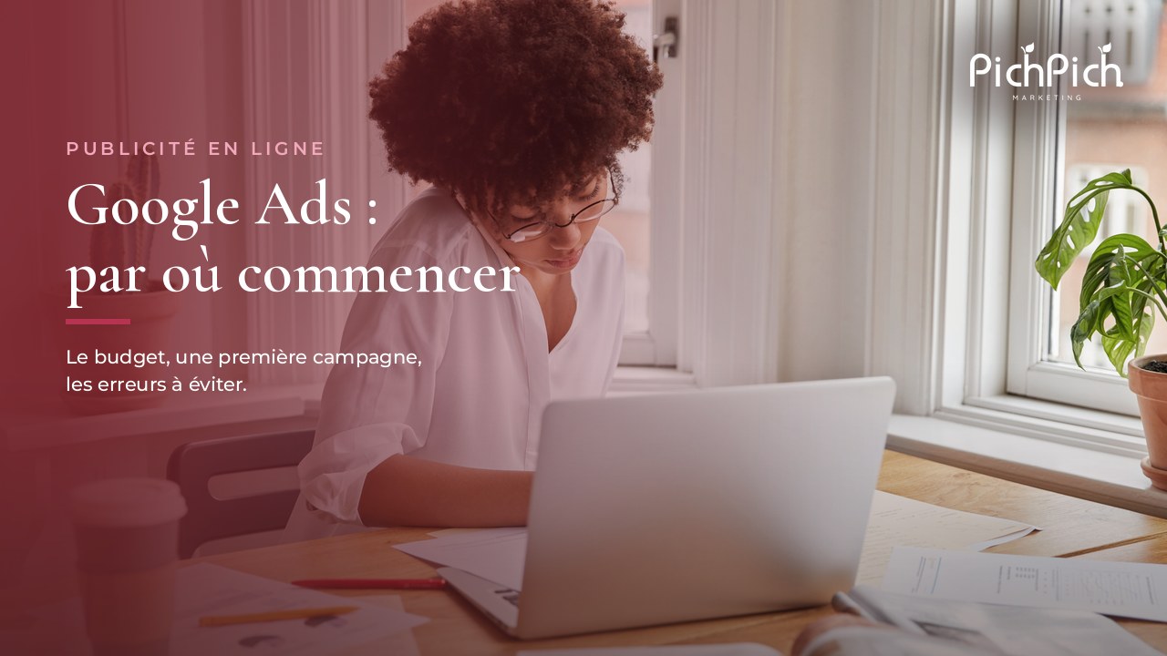 Entrepreneure concentrée à son ordinateur portable, préparant une première campagne Google Ads