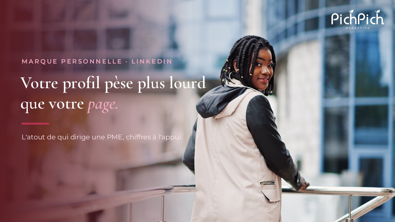Femme d'affaires qui se retourne vers l'objectif devant un immeuble de bureaux vitré, image de la personne qui sort de derrière le logo de son entreprise