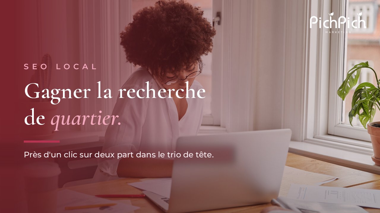 Propriétaire de petite entreprise qui répond à un appel de client, le téléphone calé à l'épaule, en prenant des notes devant son ordinateur portable